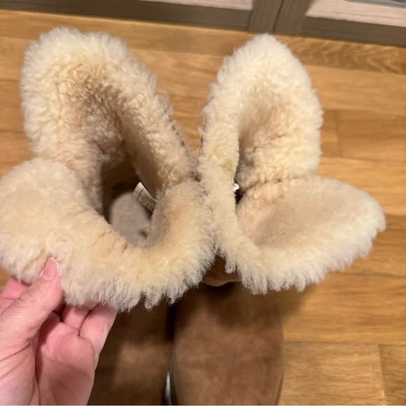 Cozy Shearling-Lined Brown Boots - Picture 6 of 6